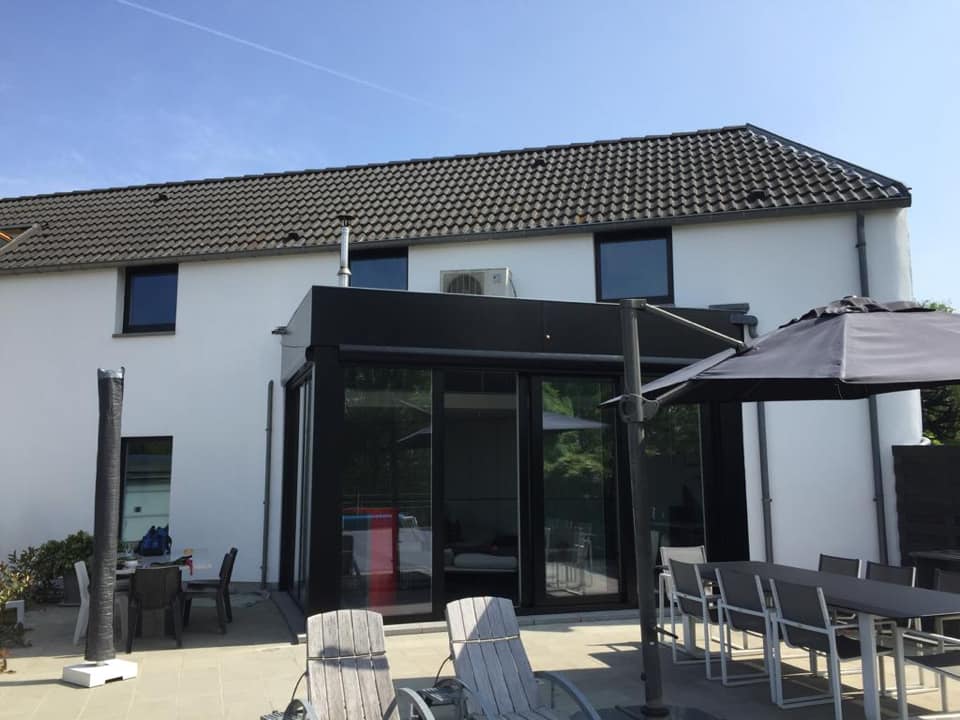 Afgewerkte moderne woning met veranda