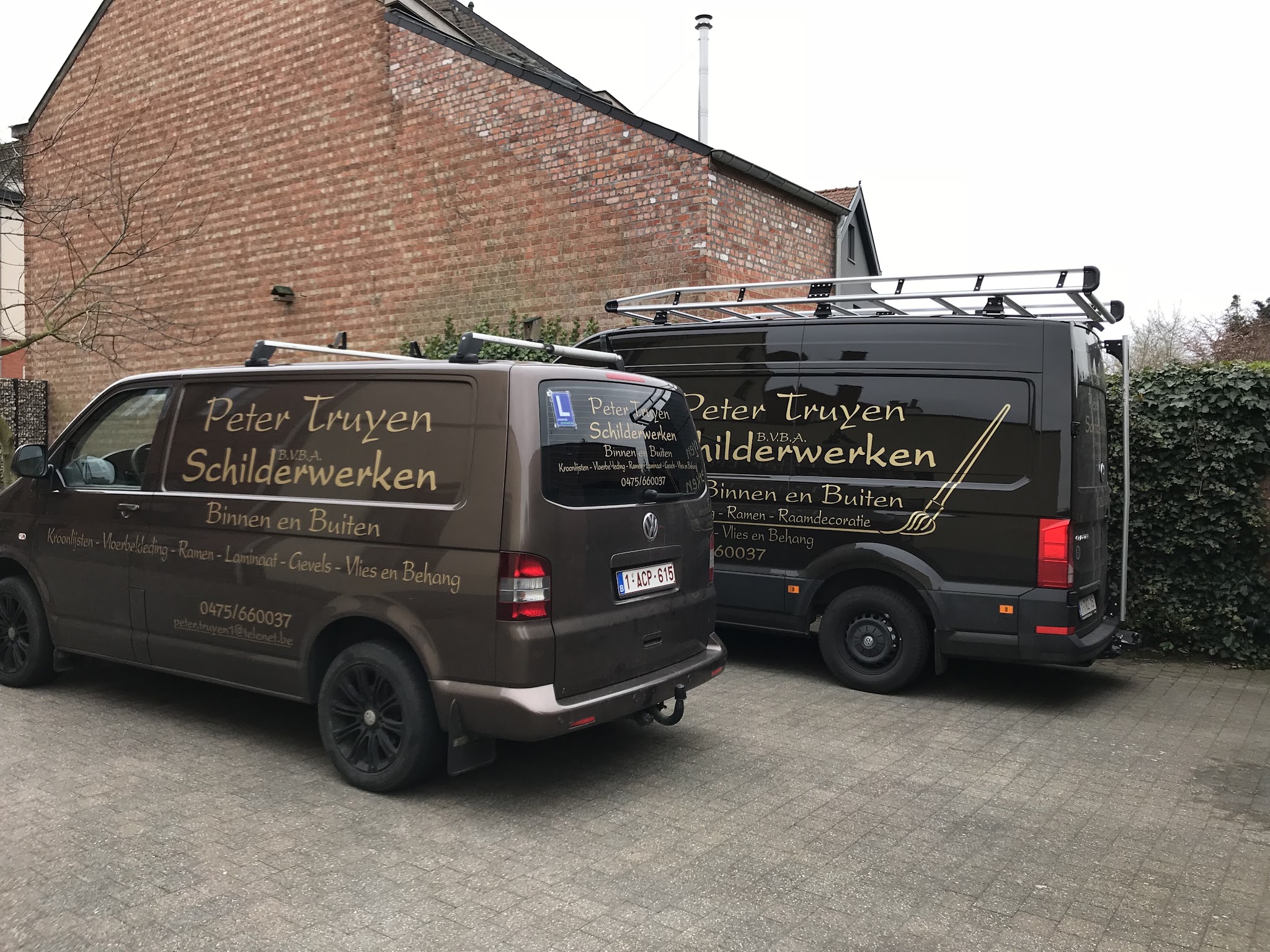 De twee bestelwagens van Peter Truyen Schilderwerken