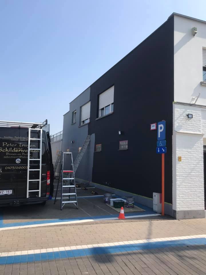 Gevel van een bedrijfsgebouw in twee tinten geschilderd